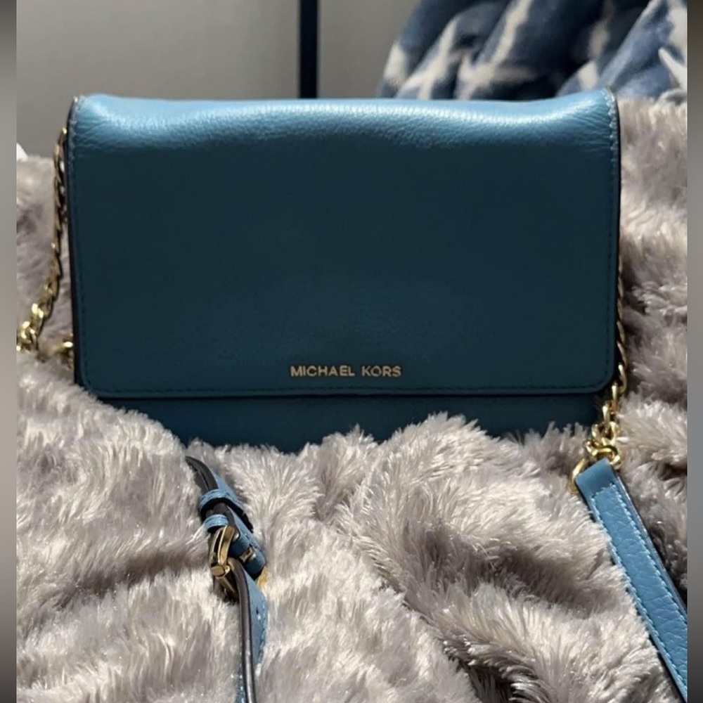 Nice blue bag from Michael kors used  but like new ,just couple times,I wear it